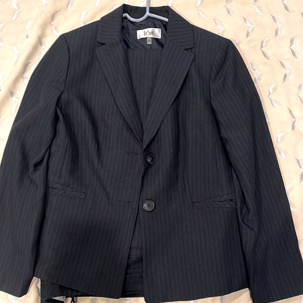 (45% OFF) LeSuit Blazer and Pant, Size 14, Navy and Black pinstripes